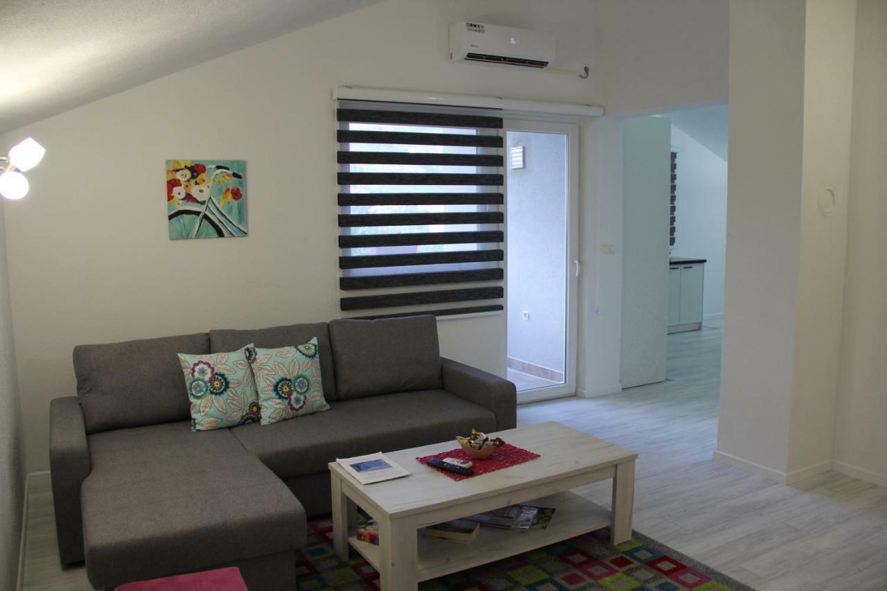 Holiday Home Flora Mostar Bagian luar foto