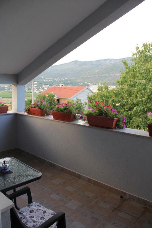 Holiday Home Flora Mostar Bagian luar foto