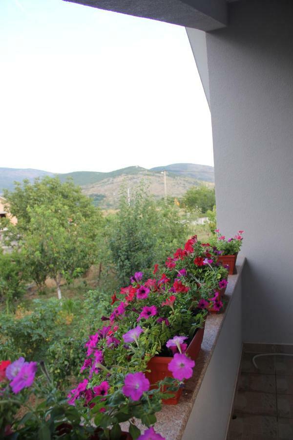 Holiday Home Flora Mostar Bagian luar foto