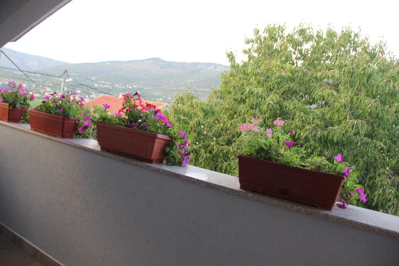 Holiday Home Flora Mostar Bagian luar foto