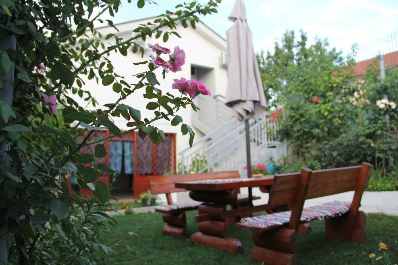 Holiday Home Flora Mostar Bagian luar foto